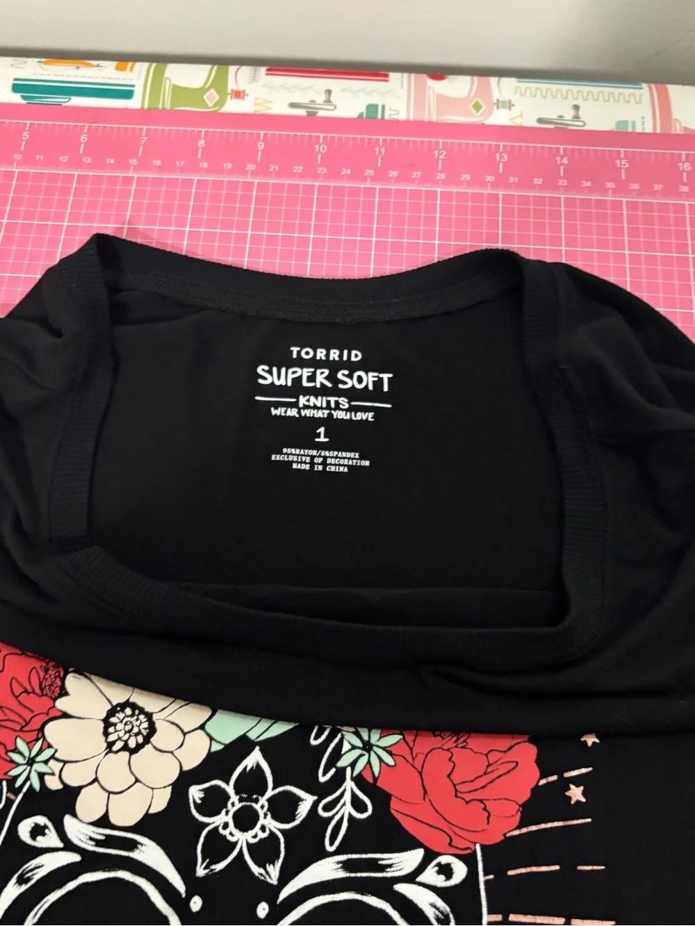 Torrid 1 Women 1X Black Sugar Dolman Skull Graphic Super Soft Knits Long Sleeve - Picture 8 of 12